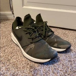 Size 11 men’s camo skate board shoes